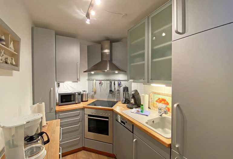 moderne Küchenzeile mit vielen Küchengeräten moderne Küchenzeile mit vielen Küchengeräten