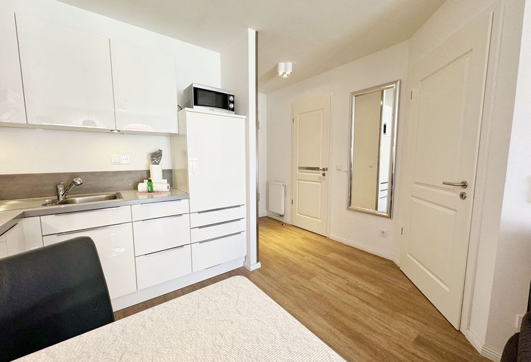 Küchenzeile mit Blick in den Flurbereich