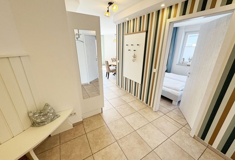 Eingangsbereich mit Sitzbank