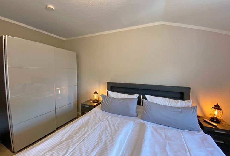 1. Schlafzimmer mit Kleiderschrank