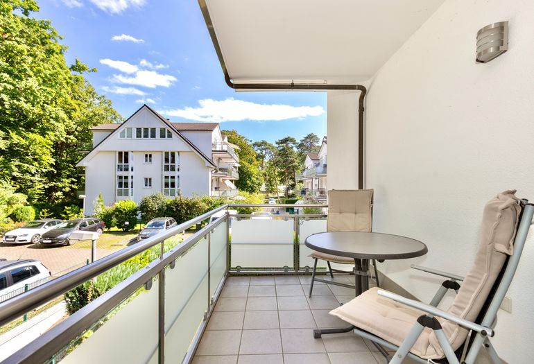 bestuhlter und überdachter Balkon bestuhlter und überdachter Balkon