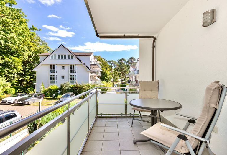 bestuhlter und überdachter Balkon