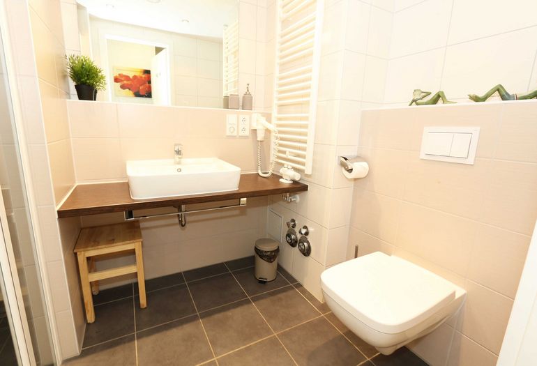 Badezimmer mit Waschbecken
