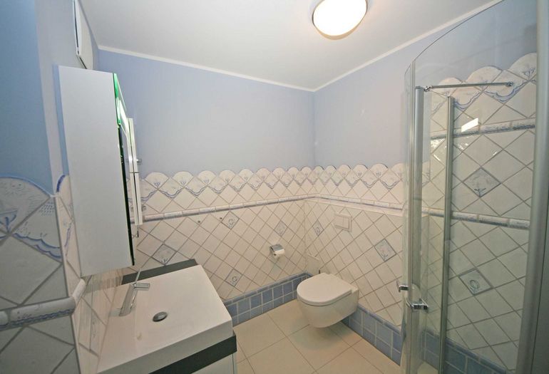 Badezimmer mit Waschbecken und WC