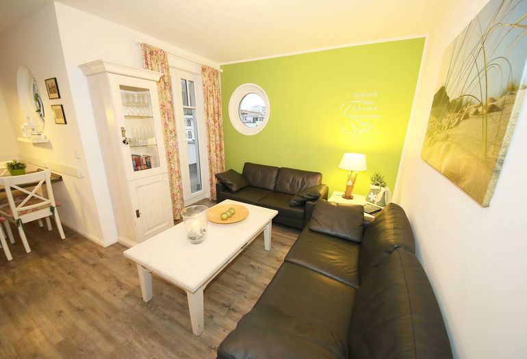 gemütliche Couch im hellen Wohnbereich