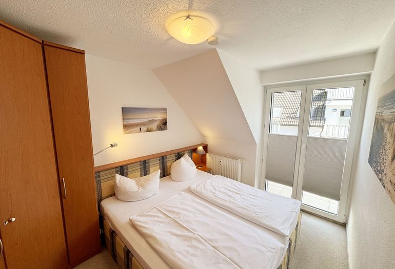 Schlafzimmer mit Zugang auf den Balkon