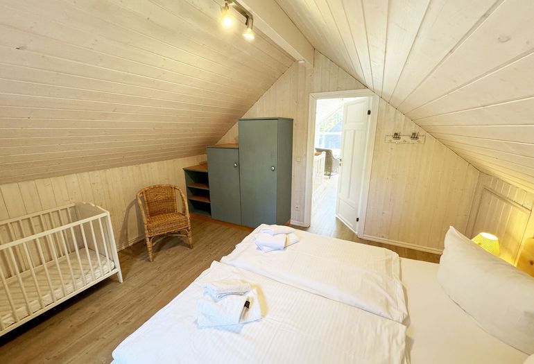 Ferienhaus Sandkörnchen - 2. Schlafzimmer mit Doppelbett und Kleiderschrank