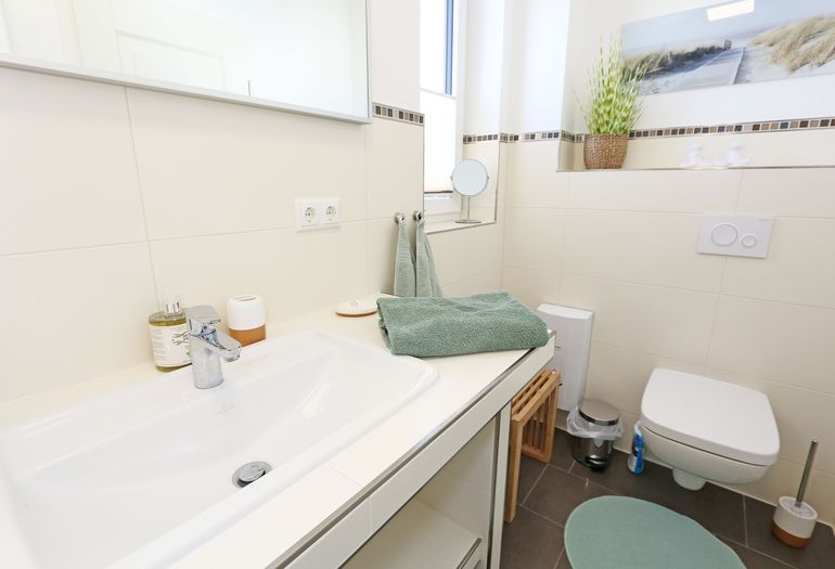 modernes Badezimmer mit Waschbecken und WC modernes Badezimmer mit Waschbecken und WC