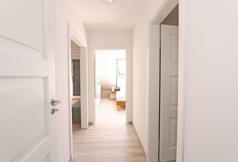 heller Flur mit Garderobe heller Flur mit Garderobe