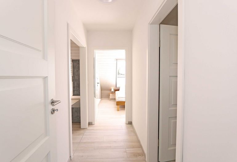 heller Flur mit Garderobe