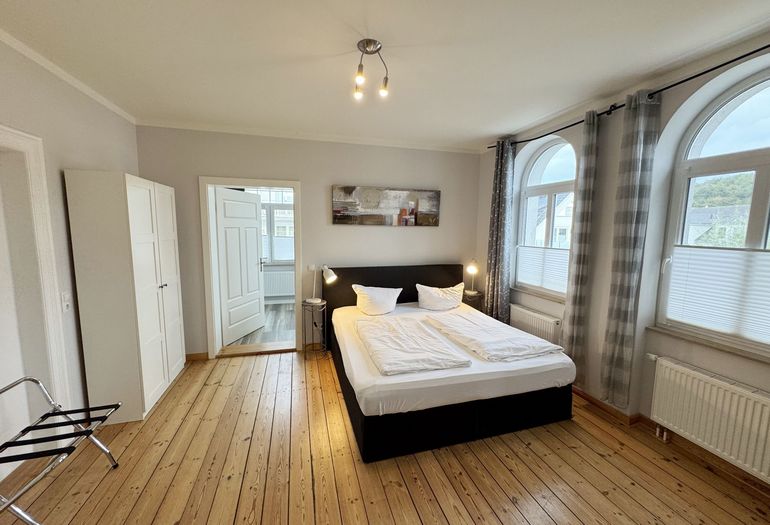 Schlafzimmer mit Doppelbett