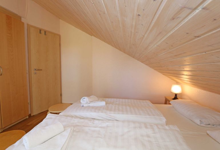 2. Schlafzimmer mit großem Kleiderschrank