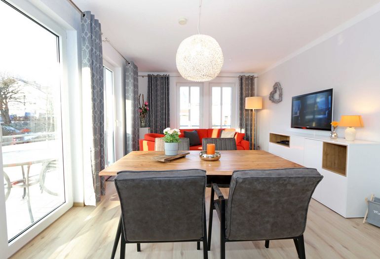 Esstisch mit TV Esstisch mit TV