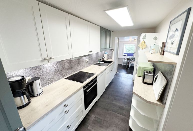 Küchenzeile mit Herd und Backofen