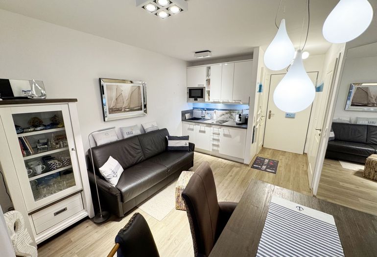 gemütliche Couch mit Vitrine gemütliche Couch mit Vitrine