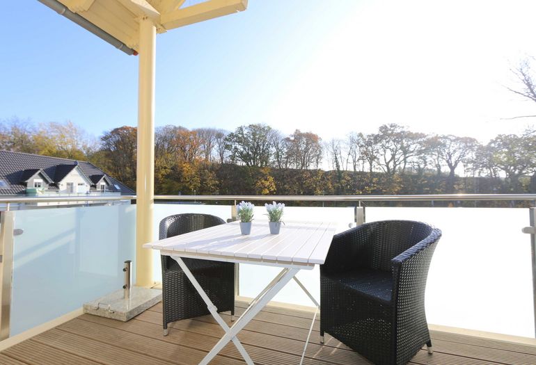 bestuhlter Balkon in ruhiger Lage