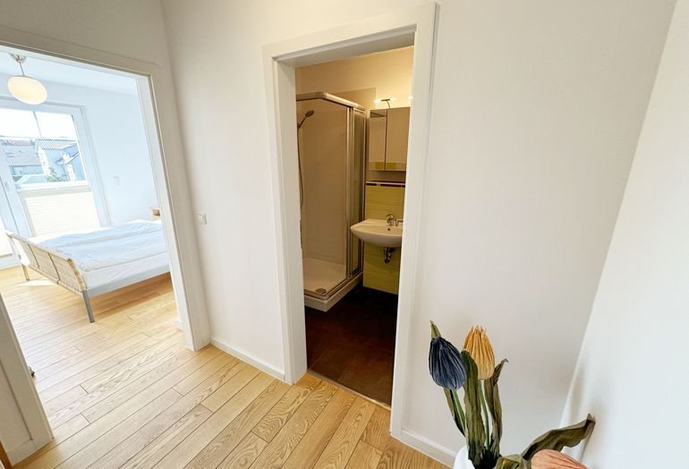 Flurbereich mit Blick auf das Schlafzimmer sowie Badezimmer Flurbereich mit Blick auf das Schlafzimmer sowie Badezimmer