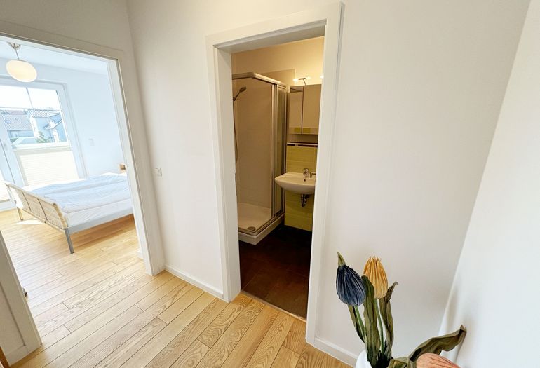 Flurbereich mit Blick auf das Schlafzimmer sowie Badezimmer