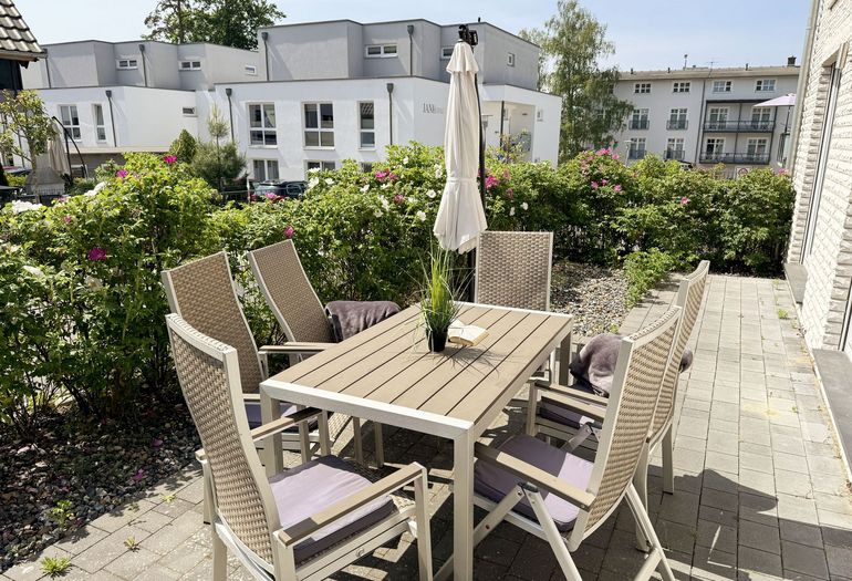 Verschiedene Ansichten von der bestuhlten Terrasse Verschiedene Ansichten von der bestuhlten Terrasse