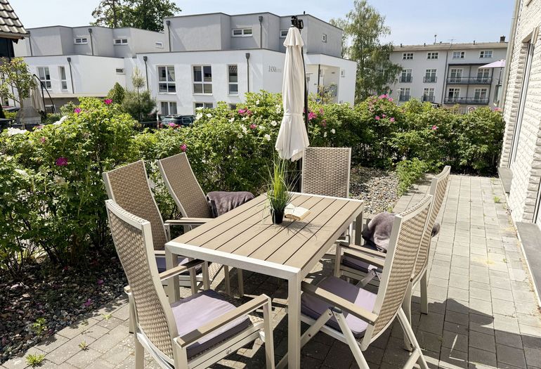 Verschiedene Ansichten von der bestuhlten Terrasse Verschiedene Ansichten von der bestuhlten Terrasse