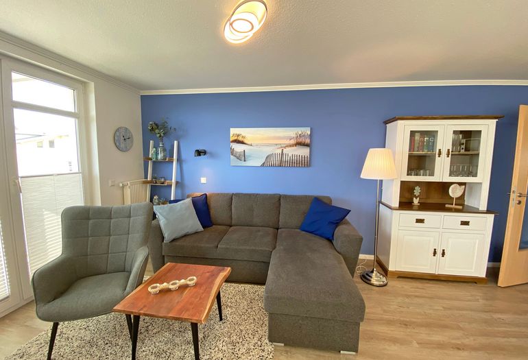 Wohnzimmer mit Eckcouch und Sessel
