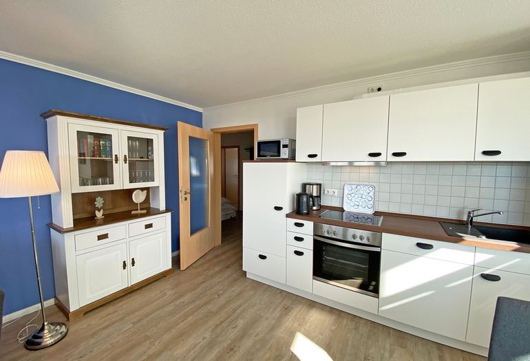 Küchenzeile mit Backofen