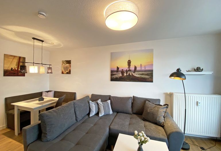 Wohnzimmer mit gemütlicher Couch