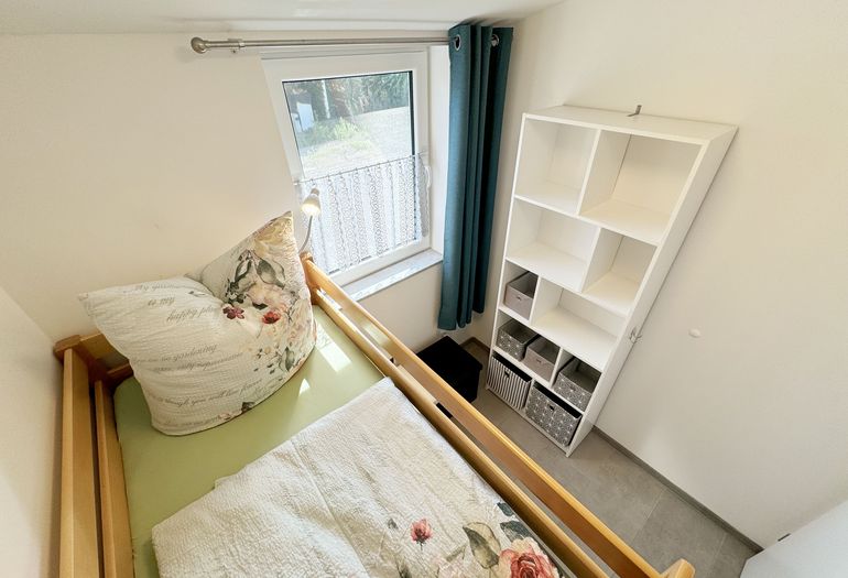 2. Schlafzimmer mit Ablagemöglichkeiten