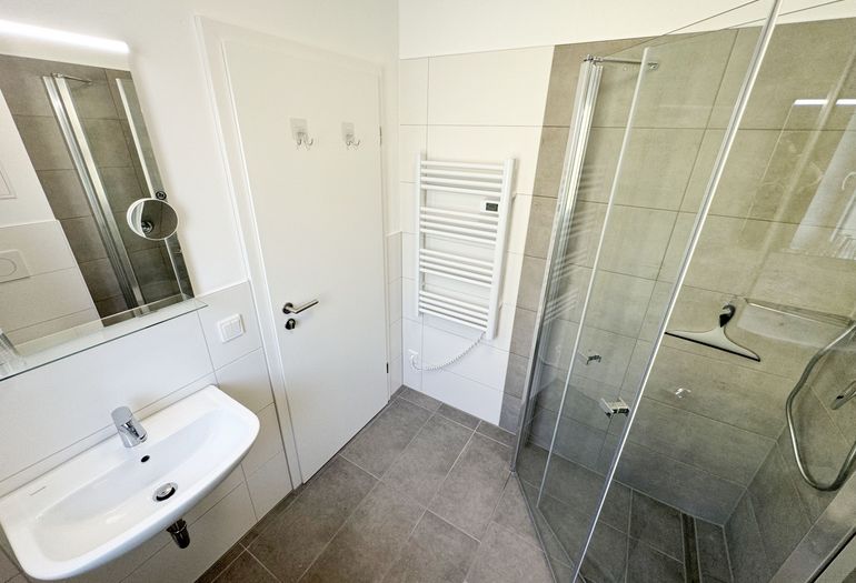 Badezimmer mit ebenerdiger Dusche