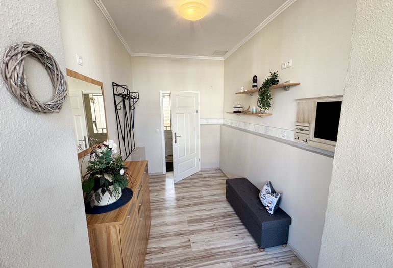 großzügiger heller Flur mit Garderobe und Sideboard großzügiger heller Flur mit Garderobe und Sideboard