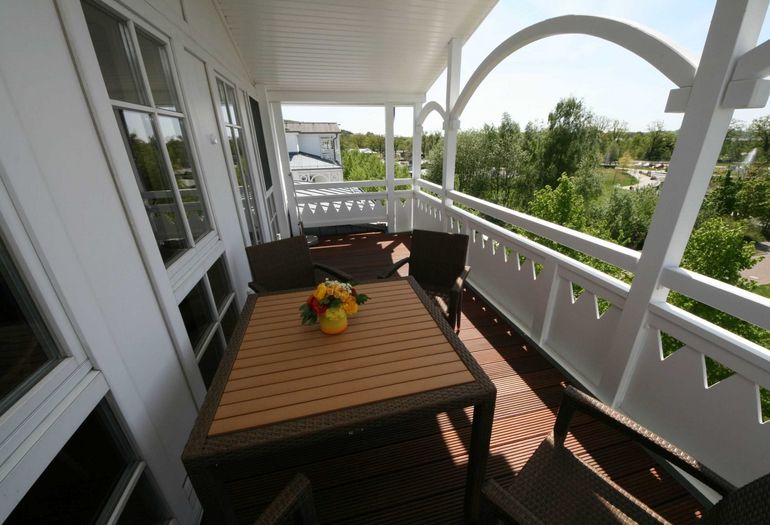 bestuhlter Balkon