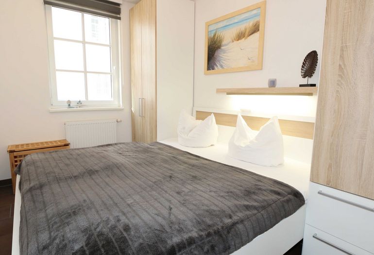 Schlafzimmer mit Kleiderschrank