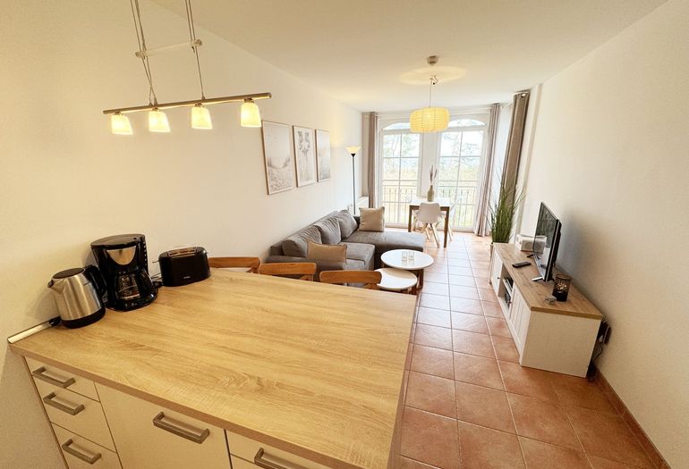 Küchenzeile mit Blick auf den Wohn-und Essbereich