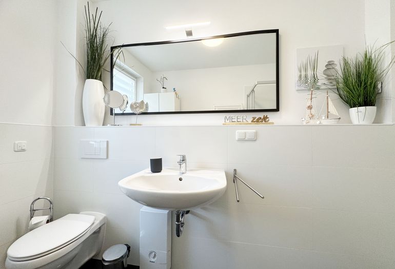 Badezimmer mit Waschbecken und Wc Badezimmer mit Waschbecken und Wc