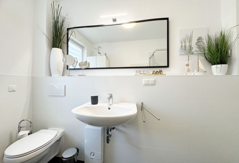 Badezimmer mit Waschbecken und Wc