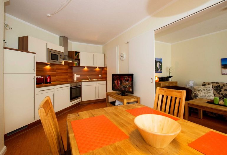 Küchenzeile mit Esstisch Küchenzeile mit Esstisch