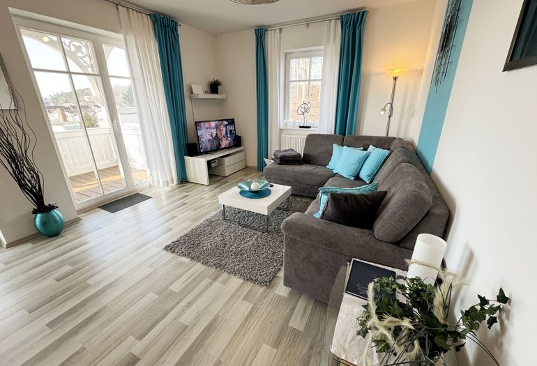 Blick auf den Couchbereich vom Wohnzimmer