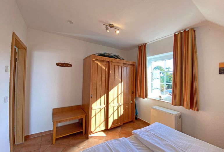 Schlafzimmer mit Kleiderschrank