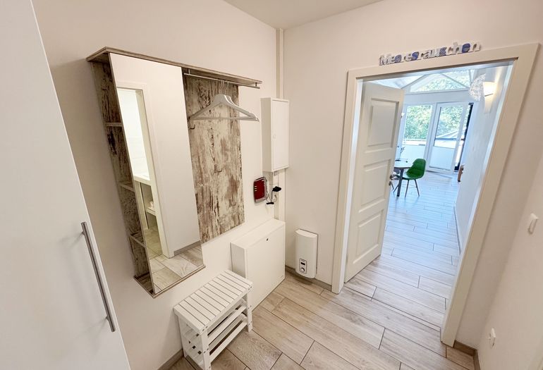 kleiner Eingangsbereich mit Garderobe kleiner Eingangsbereich mit Garderobe