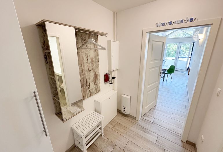 kleiner Eingangsbereich mit Garderobe