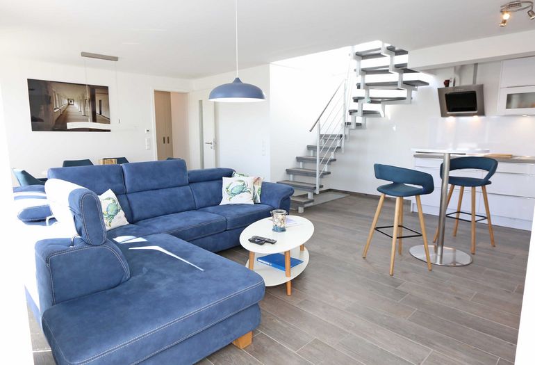 modernes Wohnzimmer mit Couch
