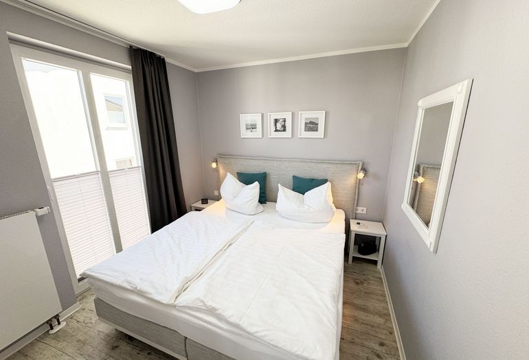 Schlafzimmer mit Boxspringbett