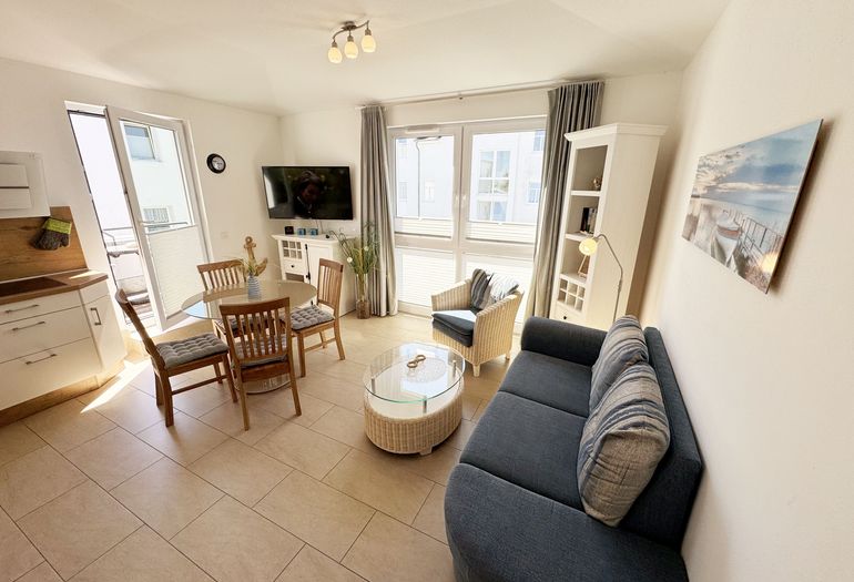 offener Wohnbereich mit Couch