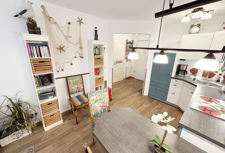 Küchenzeile mit Blick in den Flurbereich Küchenzeile mit Blick in den Flurbereich