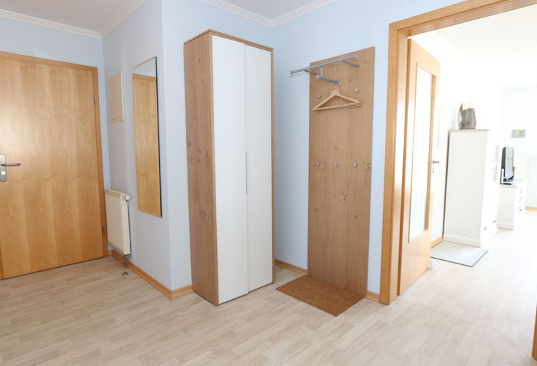 heller Flur mit kleinem Abstellschrank heller Flur mit kleinem Abstellschrank