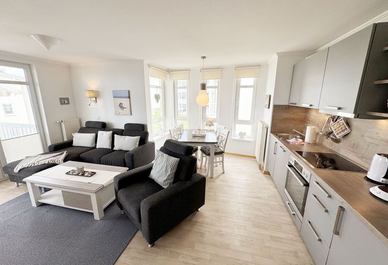 Wohnbereich mit Küchenzeile und Essbereich