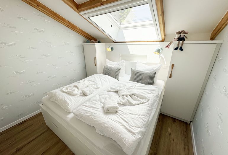 2. helles Schlafzimmer mit Kleiderschrank