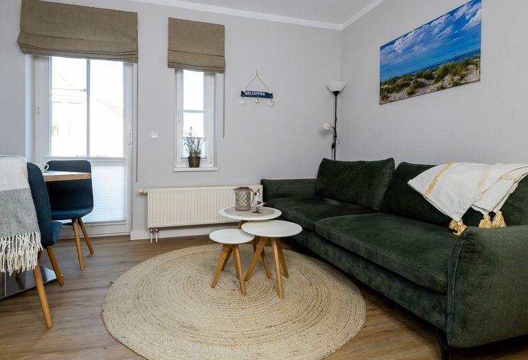 Wohnzimmer mit gemütlicher Couch