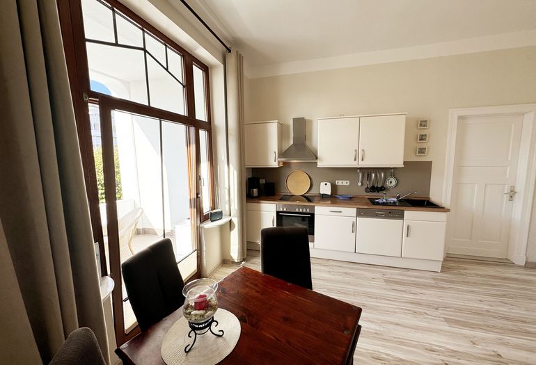 Essplatz mit Blick zur Küchenzeile