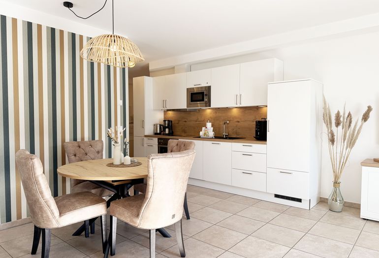 moderne Küchenzeile mit Esstisch moderne Küchenzeile mit Esstisch